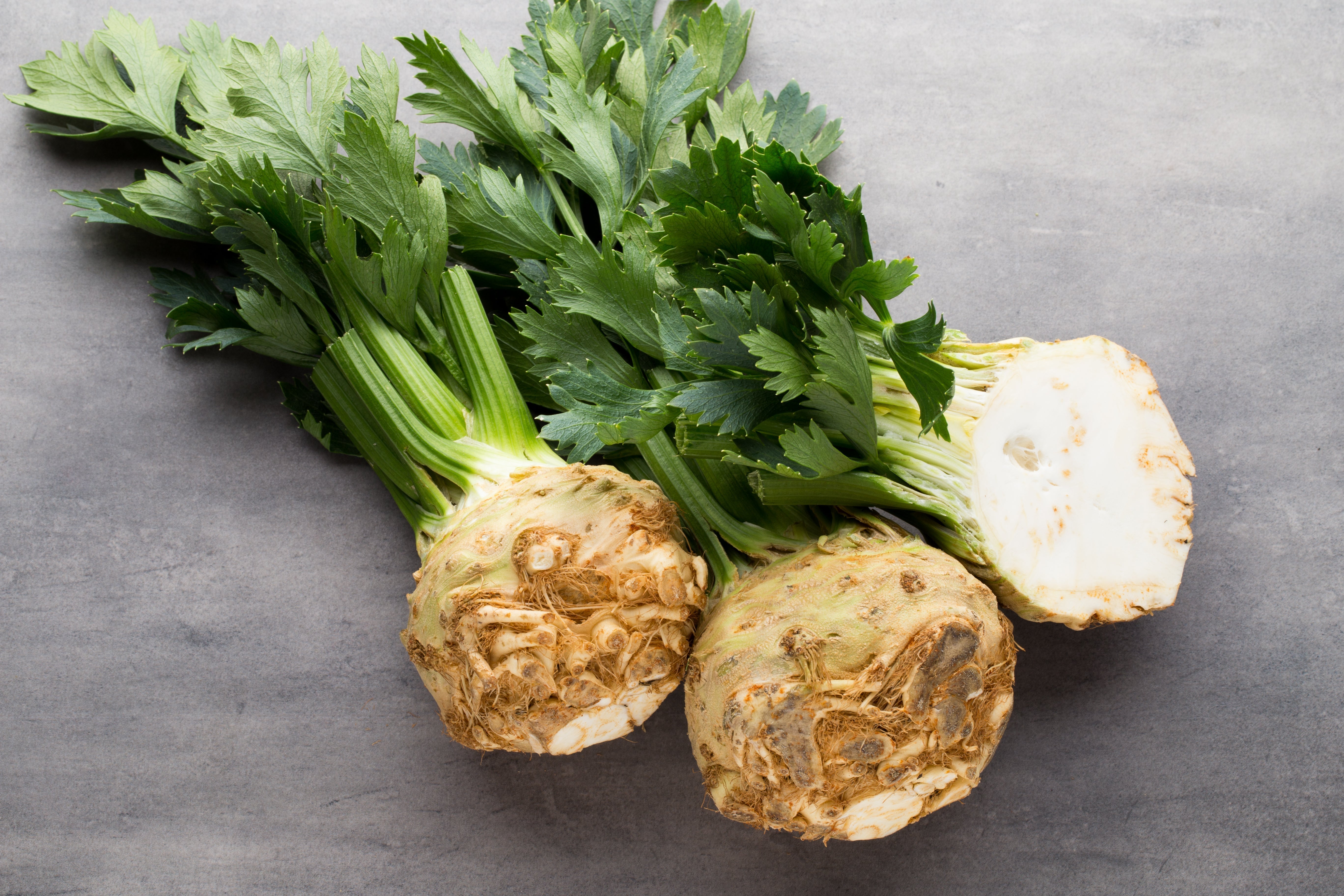 Selerijas sakne un glāze seleriju sakņu sulas – antioksidantu un pretiekaisuma īpašības veselībai